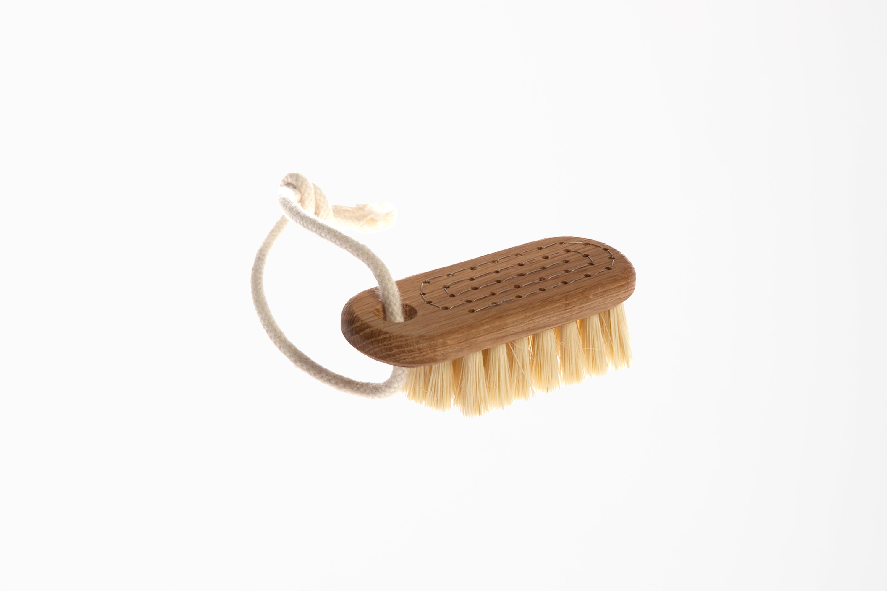Iris Hantverk - Nail Brush with String